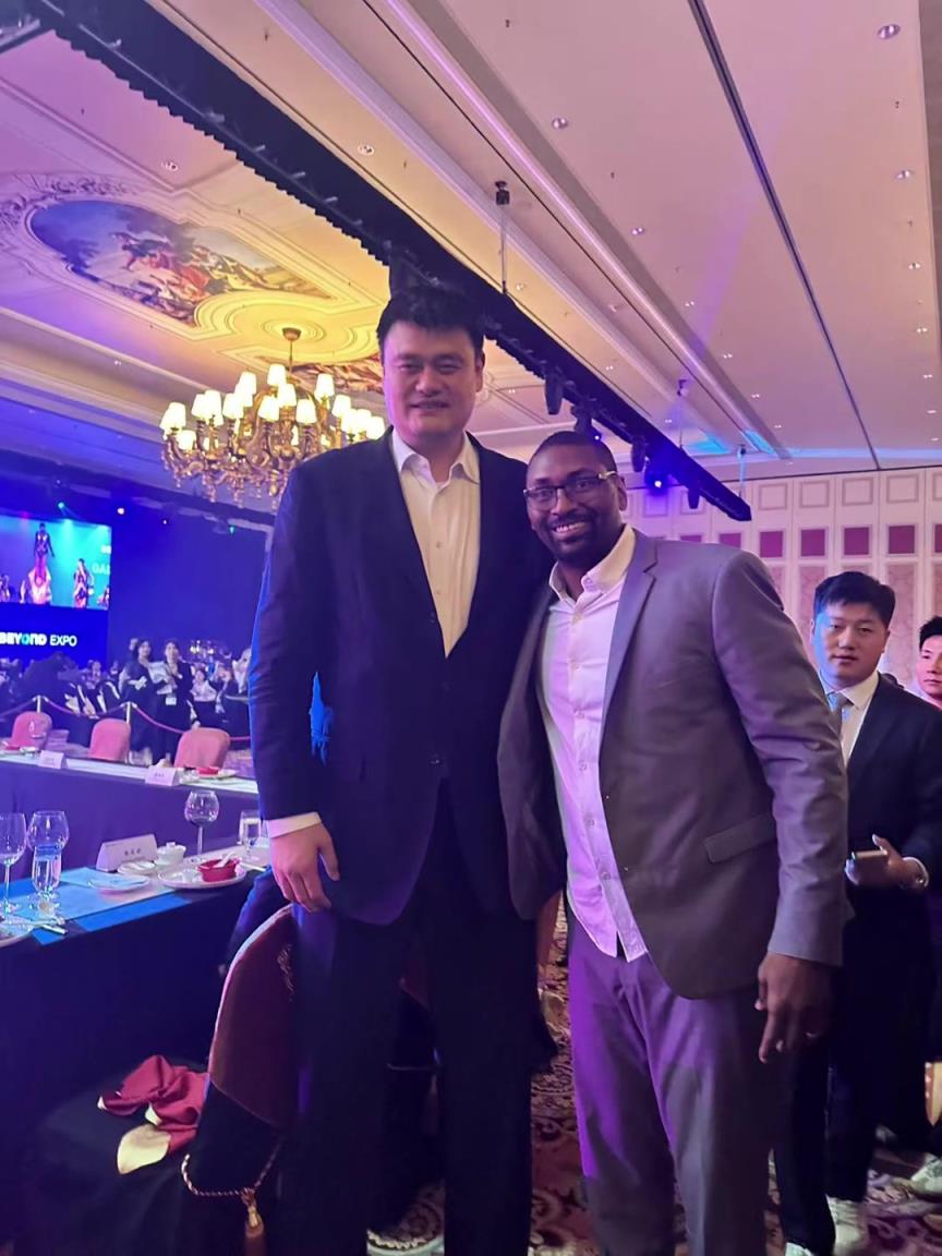 阿泰斯特曬與姚明合照：這是我最喜歡的隊(duì)友 姚??！