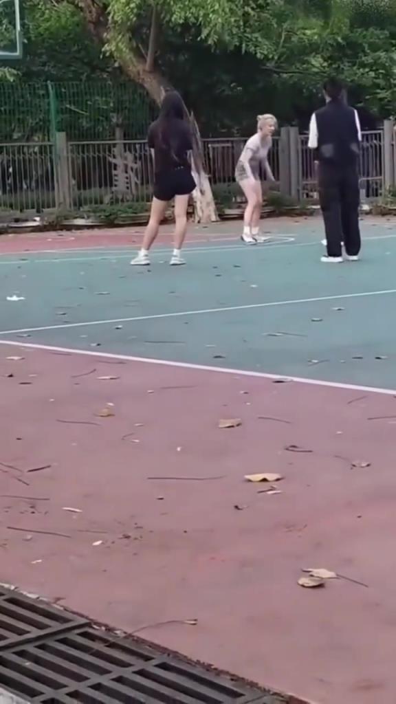 上來(lái)就背打女生的男人，真的活該沒(méi)有女朋友啊