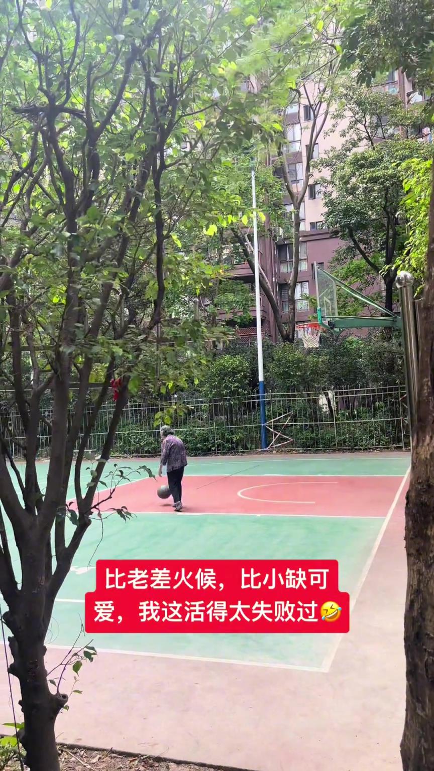 這阿婆單手一投一個(gè)準(zhǔn)，姜還是老的辣