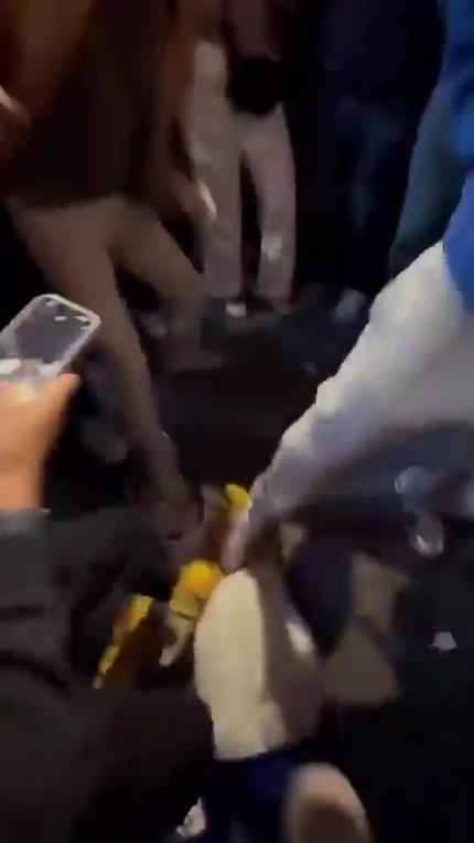 驚！尼克斯大勝步行者后，哈利伯頓遭主場(chǎng)球迷群毆