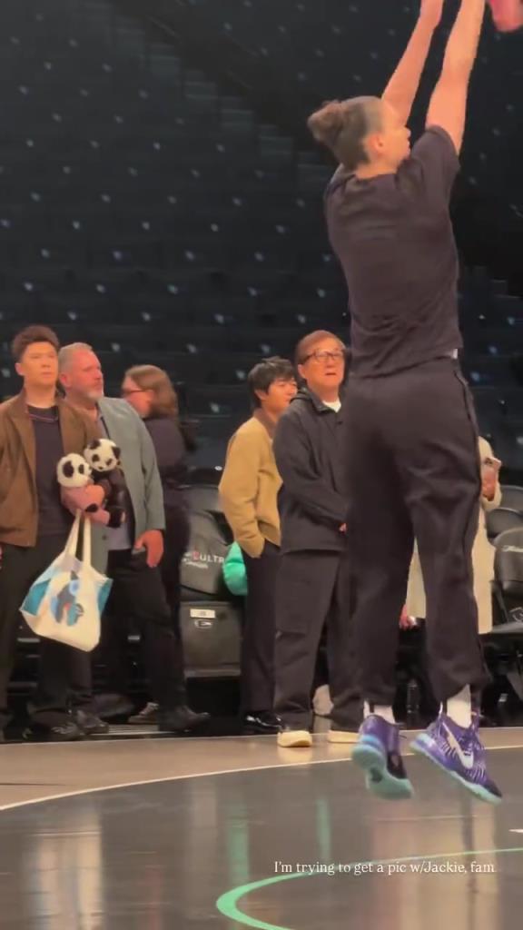 71歲成龍現(xiàn)身巴克萊中心看女籃比賽：她們投籃怎么那么準(zhǔn)?。?！