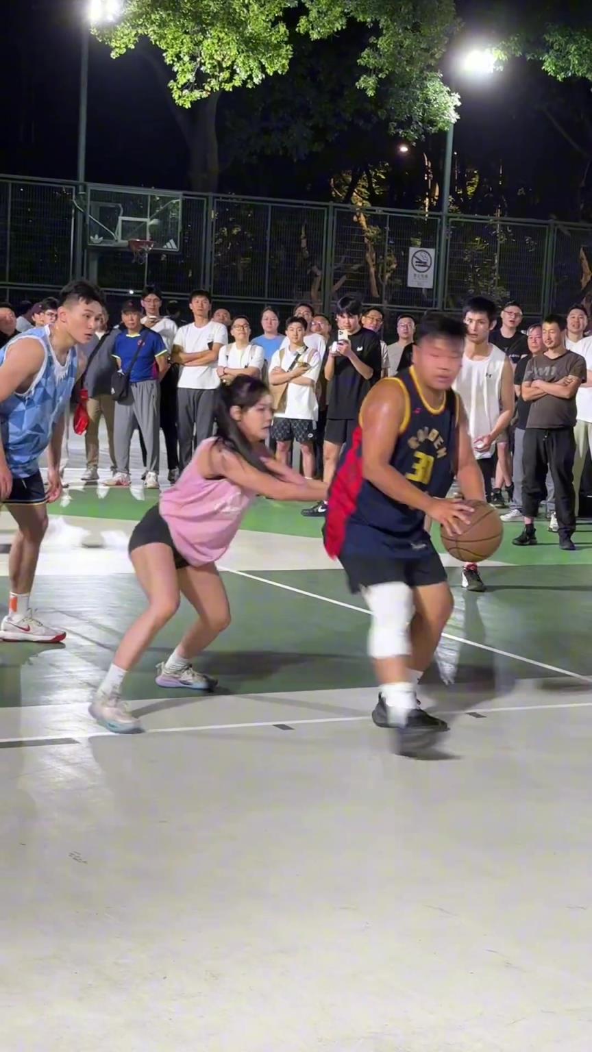 這哥們看見(jiàn)防自己的是女生，一個(gè)勁背打，球也不傳了